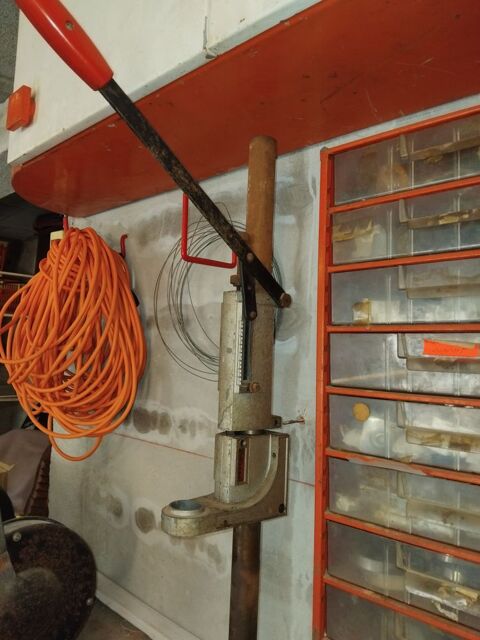 COLONNE POUR FIXER OUTILLAGE 20 Les Mées (04)
