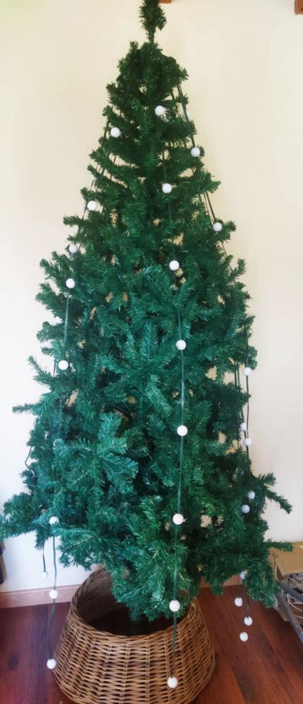 sapin 2m40+guilande &eacute;lectrique et cache pied Décoration
