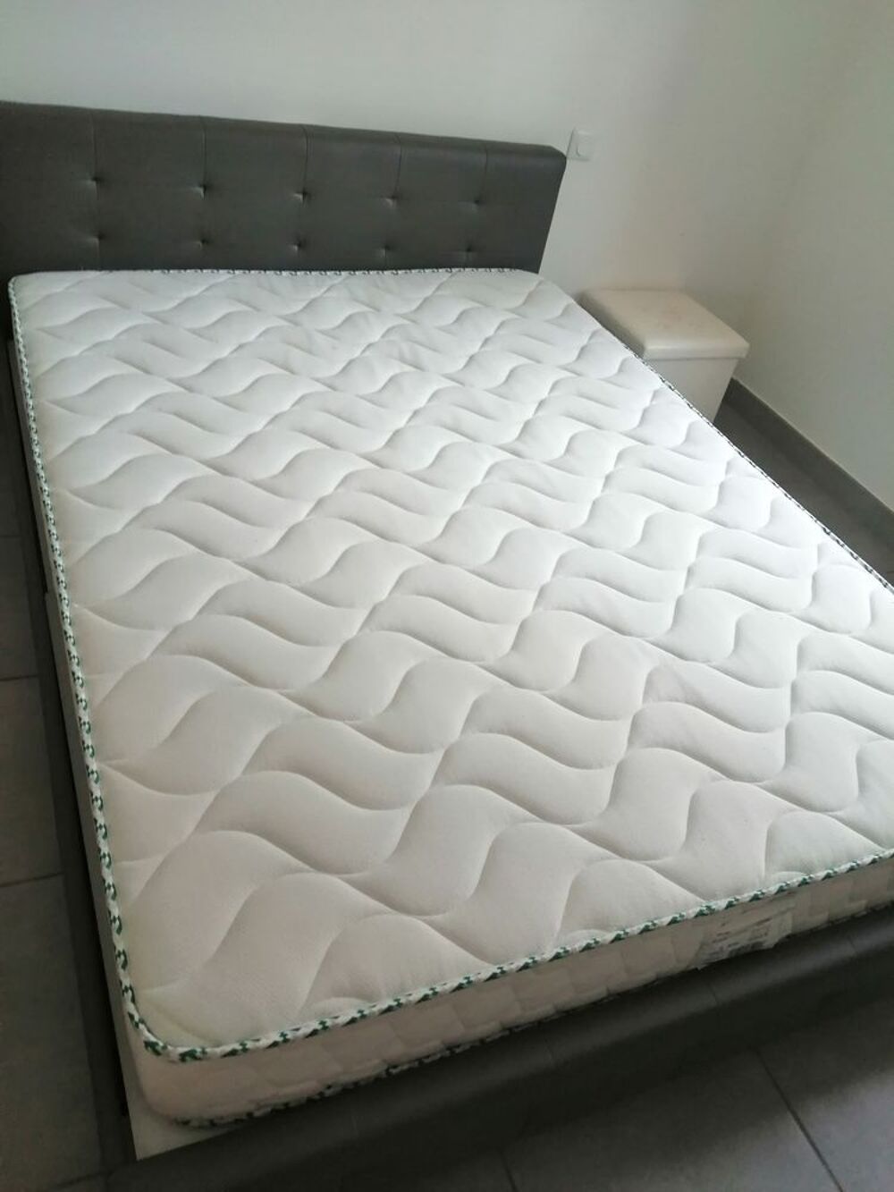 a saisir matelas en 140 avec sommier et t&ecirc;te de lit Meubles