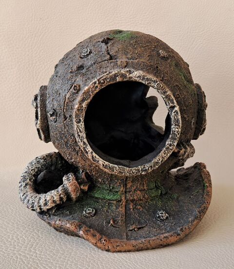 d�cor d�coration d'aquarium casque de scaphandre en r�sine 
10 Carnon Plage (34)