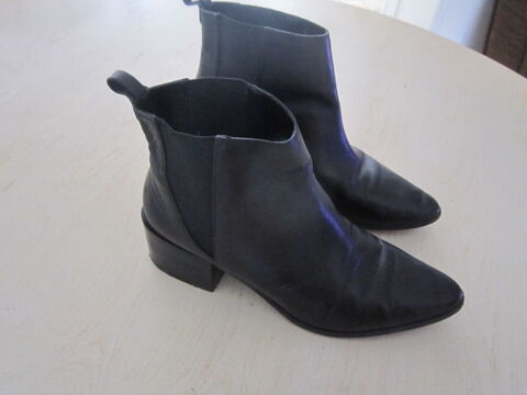 Une paire de boots Femme 15 Brignais (69)