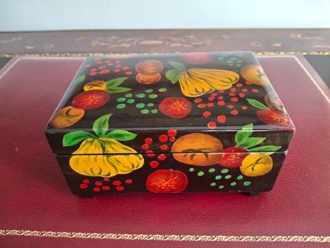 Boîte à bijoux en bois peinte et laquée 19 X 13 X 9 cm Vichy (03)