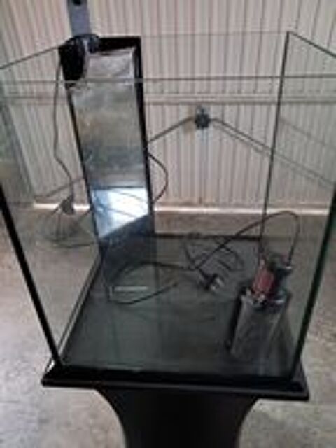   Aquarium sur pied avec éclairage et filtre.  
