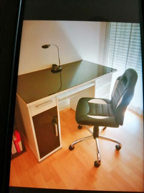 Bureau et fauteuil
150 Le Mans (72)