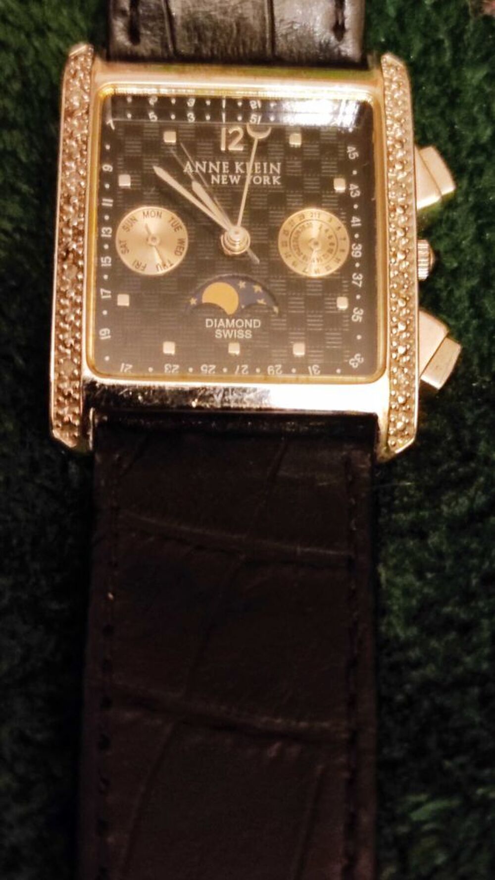 Montre vintage d'Anne Klein avec deux minuscules diamants sur chaque c&ocirc;t&eacute; du cadran, mouvement suisse, bo&icirc;tier acier. Bijoux et montres