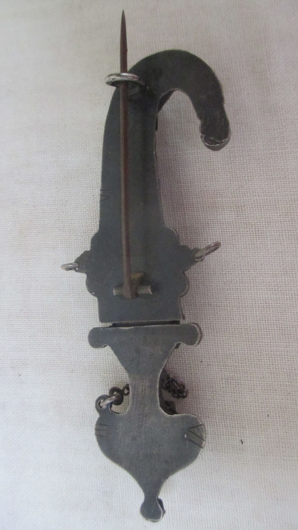 rare broche poignard. Bijoux et montres