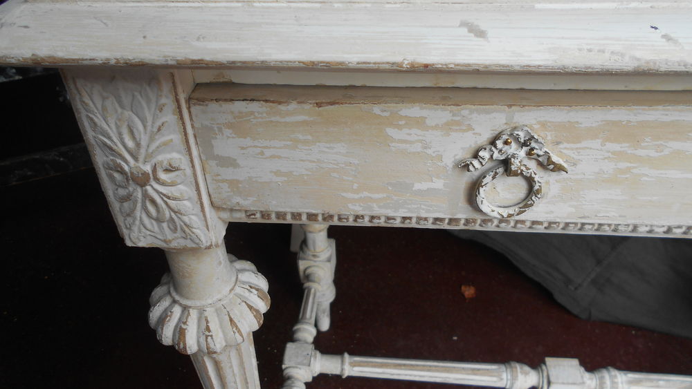 Table style Louis XVI patin&eacute;e 'shabby' Meubles