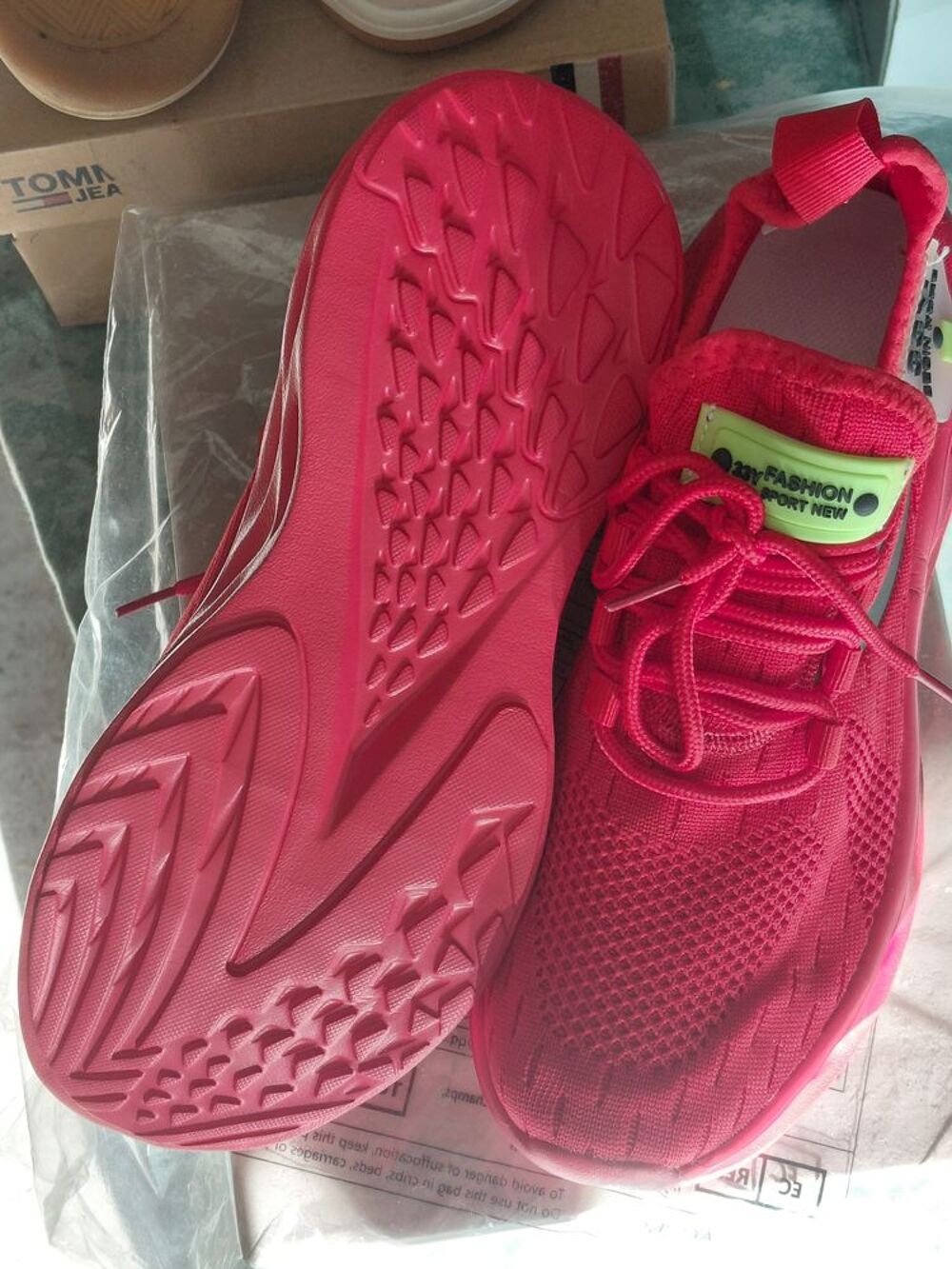 Differentes chaussures , femles- enfants et hommes. Chaussures
