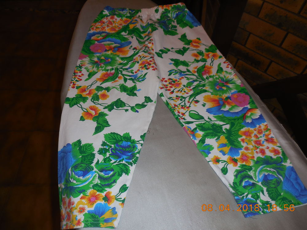 pantalon &agrave; fleurs t 30 32 
Vêtements enfants