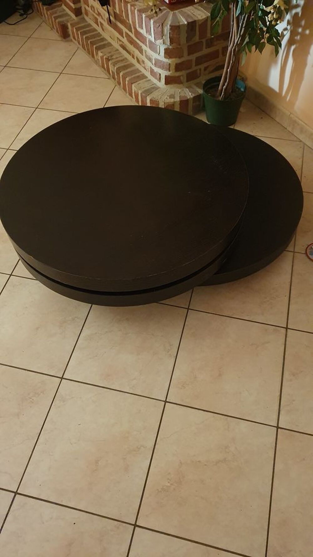 Table de salon ronde dont 3 tablettes pivotent Meubles