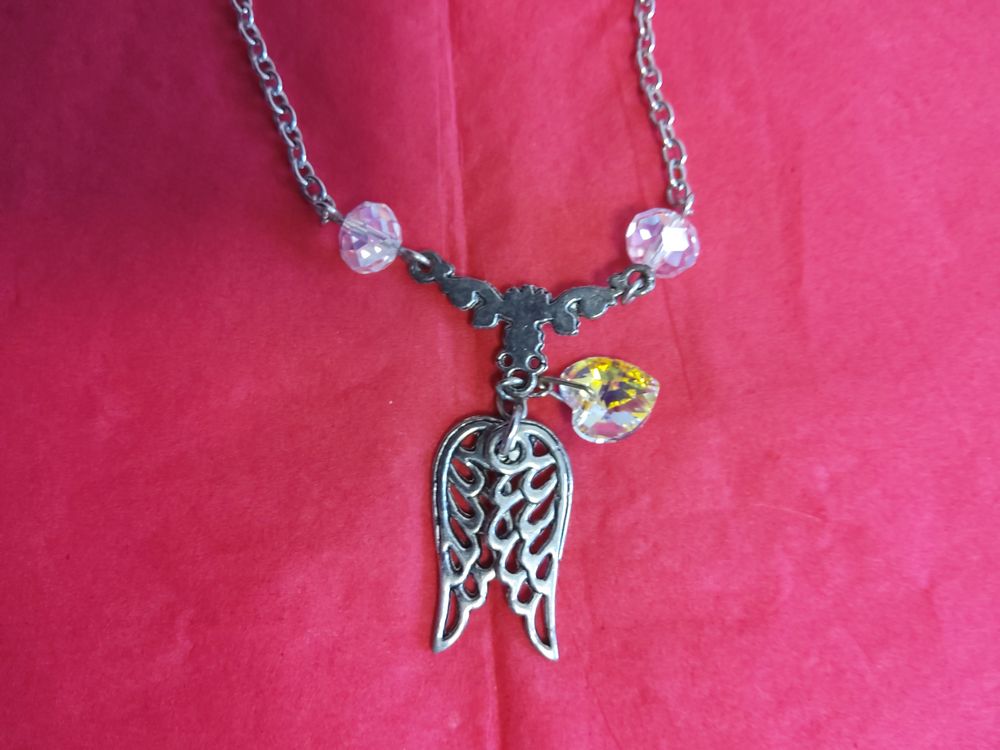 COLLIER cha&icirc;nette avec Anges et coeurs Bijoux et montres