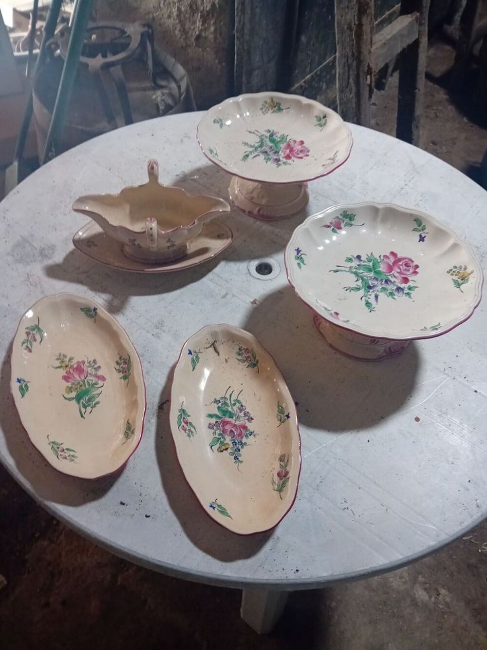 Lot de vaisselles &agrave; fleurs anciennes Cuisine