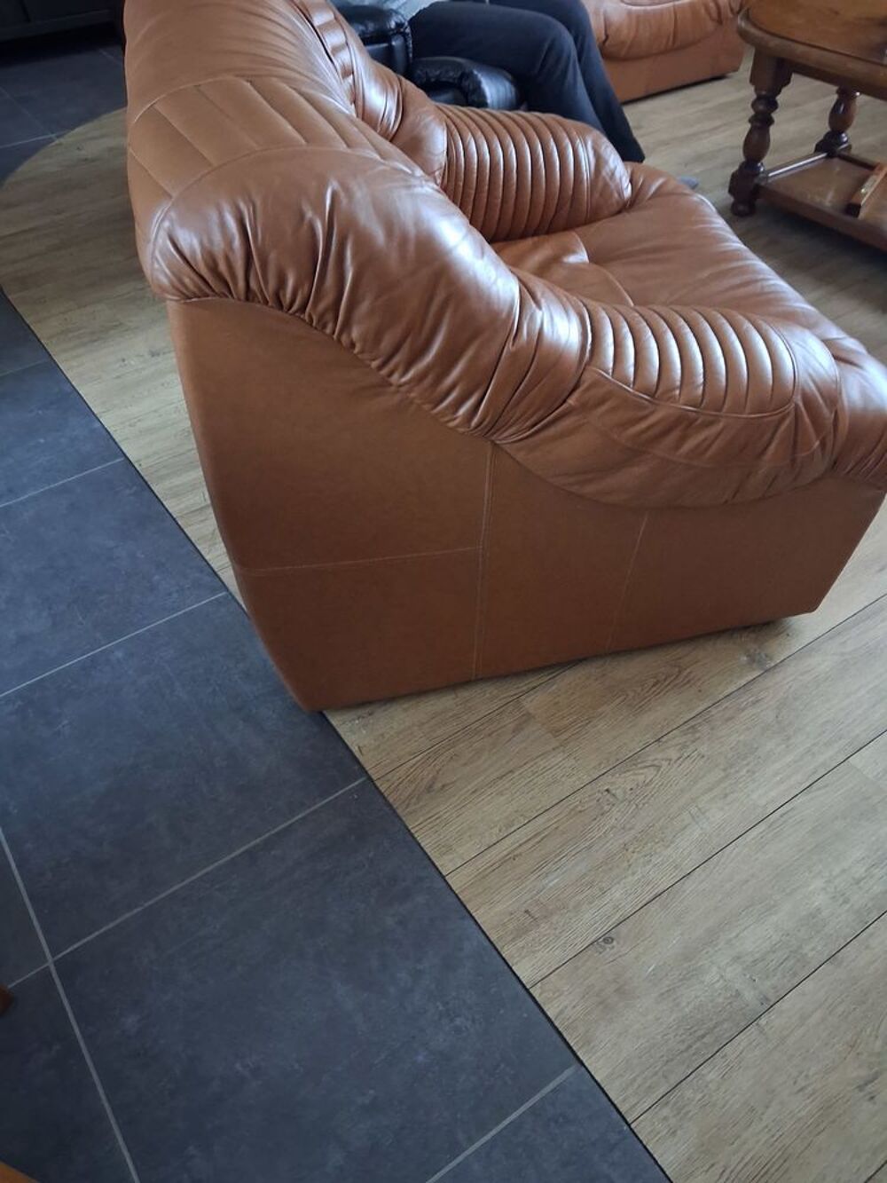 deux tr&egrave;s beaux fauteuils en cuir marron Meubles