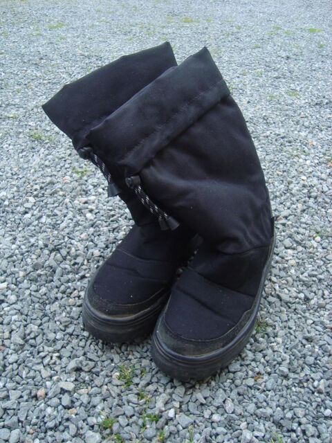 Paires de bottes en tissu imperm�able ,fourr�e 13 Villev�que (49)