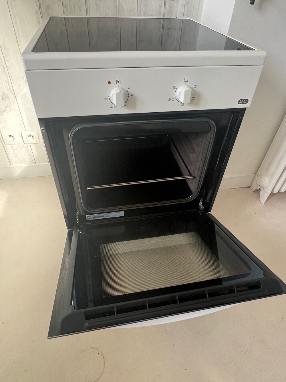 Cuisini&egrave;re vitroc&eacute;ramique et four Electroménager