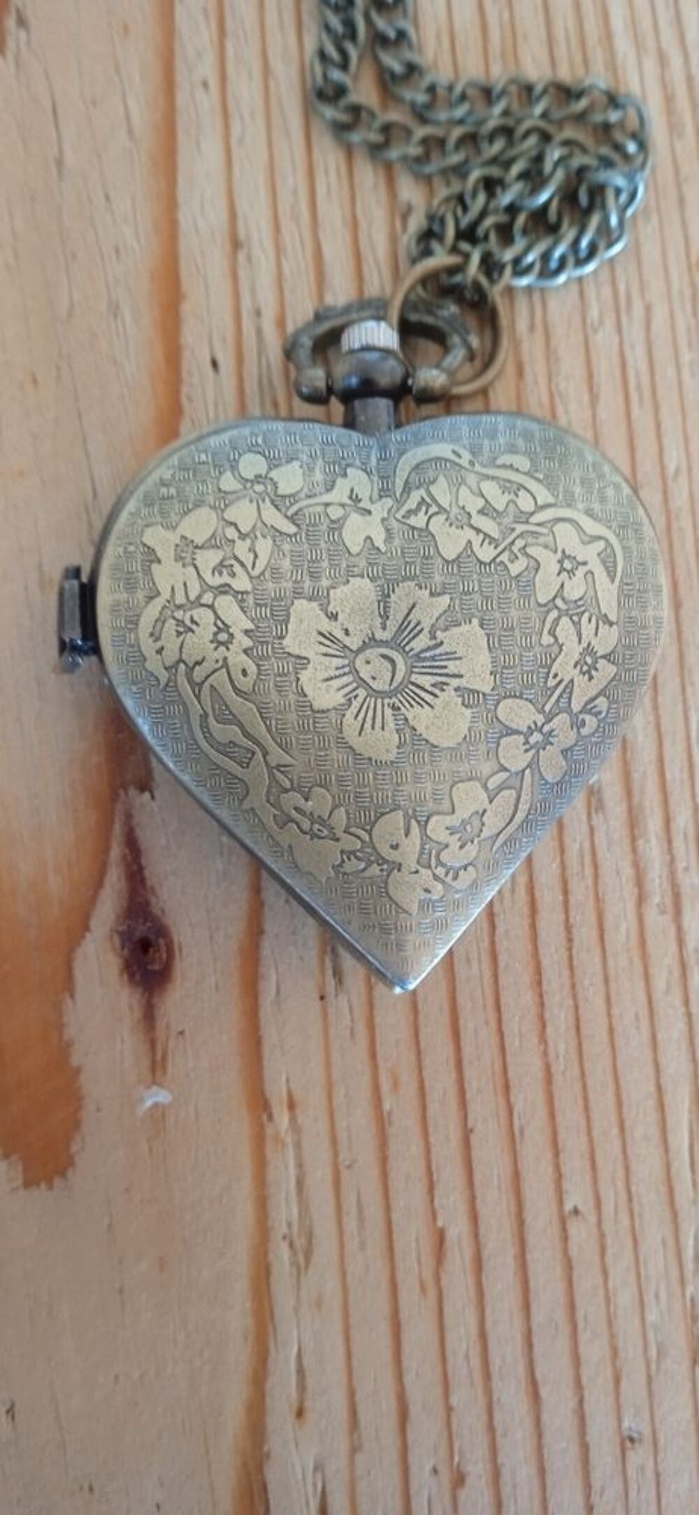 Montre coeur,neuve, tr&egrave;s belle. Bijoux et montres
