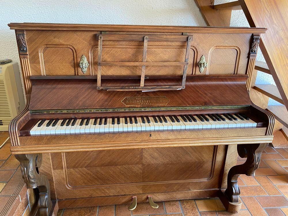 Piano droit et tabouret Instruments de musique