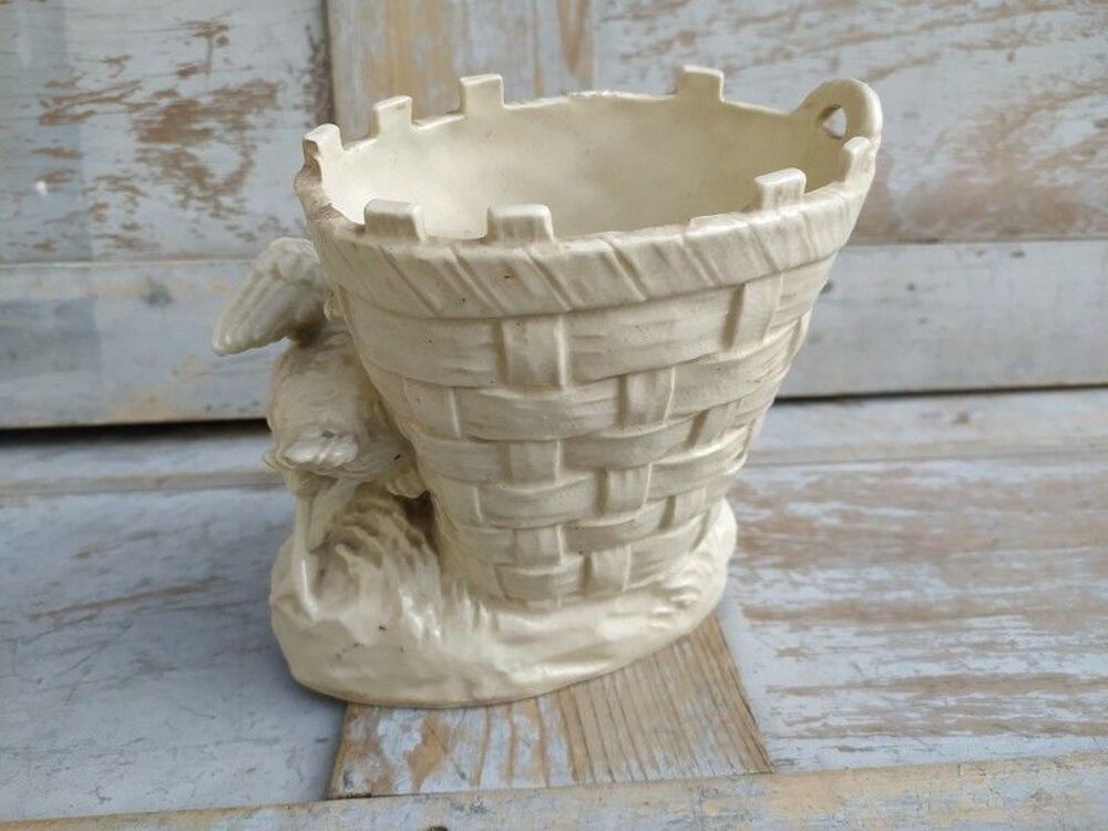 Ancien Vase Fa&iuml;ence Blanche Oie Volant le Gouter d'un Enfant Décoration