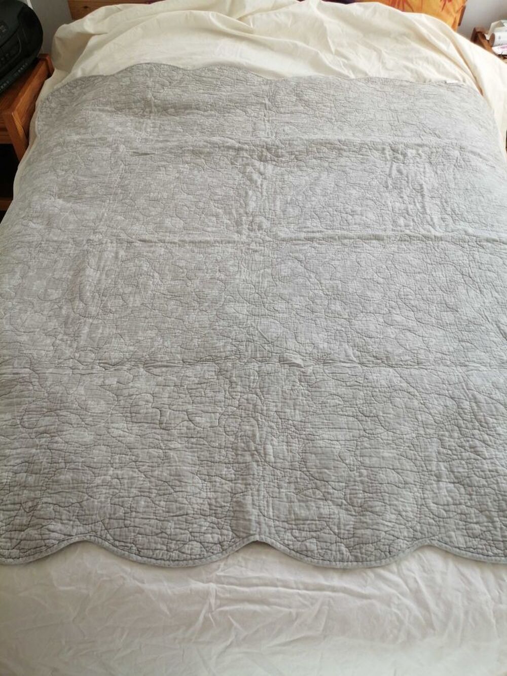 boutis carr&eacute; &agrave; fleurs taupe saumon 100% coton Décoration