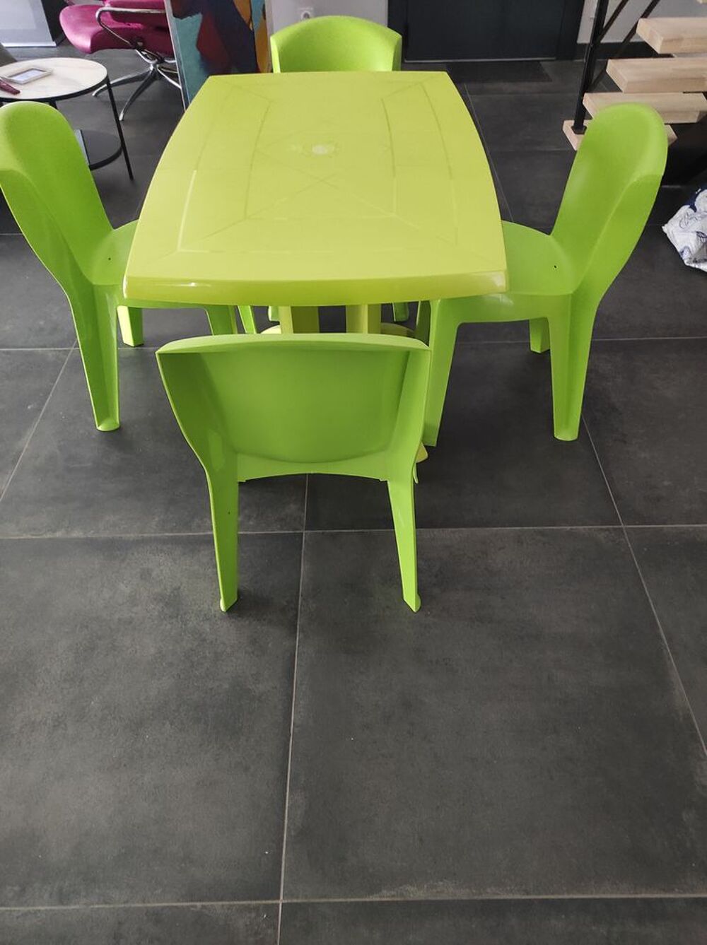 Table de jardin et ses chaises Jardin