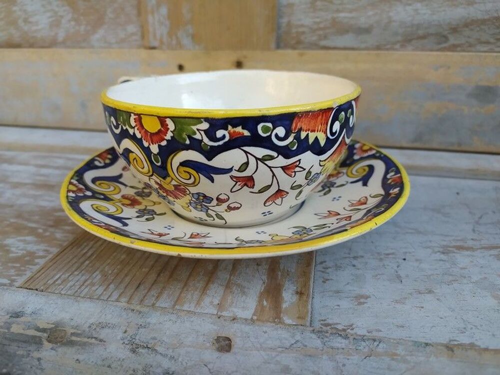 Grande Tasse et Soucoupe Fa&iuml;ence de Dieppe 
Décoration