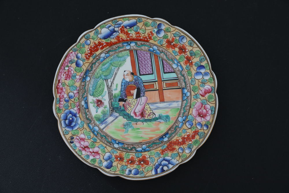 ASSIETTE CHINOISE EN PORCELAINE AVEC FIGURINE 