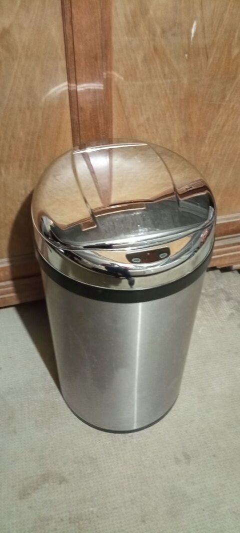 Poubelle 30 litres - ouverture électrique par cellule Gillonnay (38)