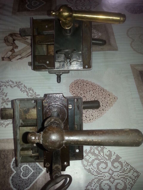 Serrure tres ancienne 275 Montceaux-l�s-Provins (77)