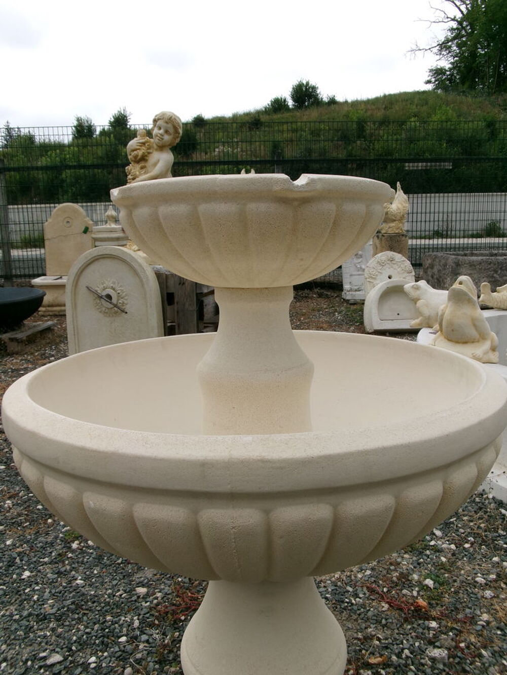 Fontaine centrale en pierre Décoration