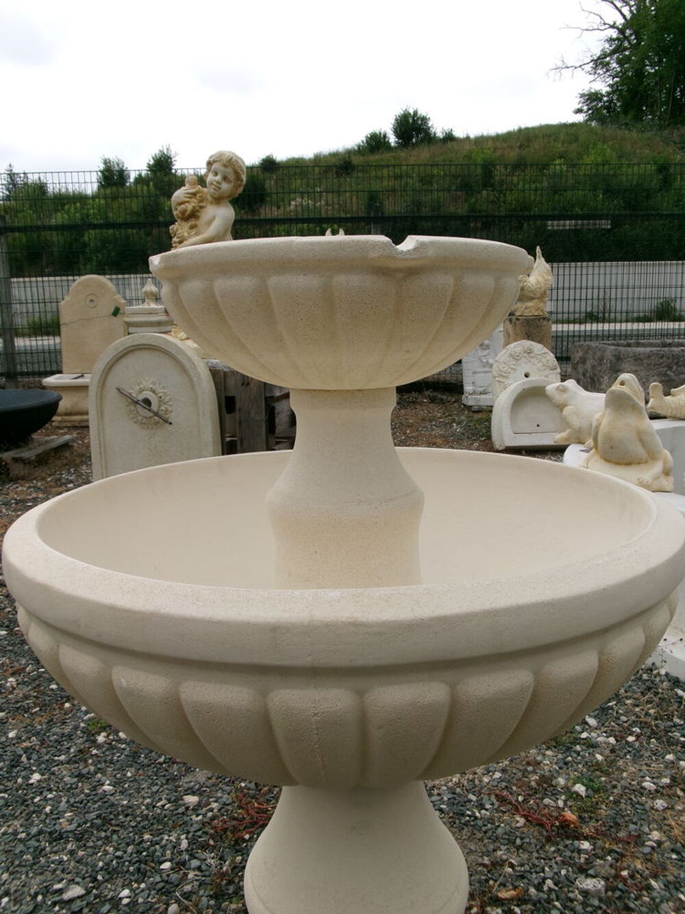 Fontaine centrale en pierre Dcoration