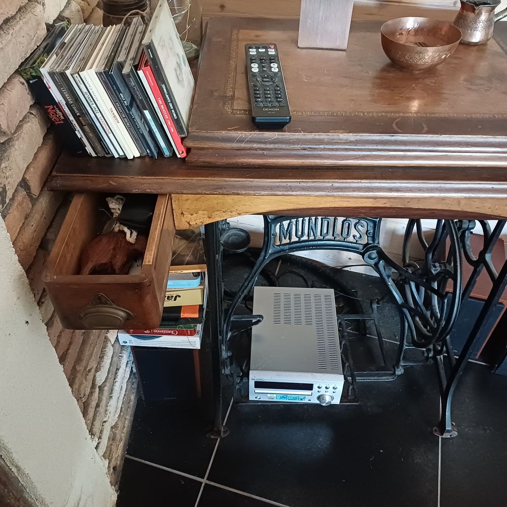 Ancien meuble avec machine &agrave; coudre 
Meubles