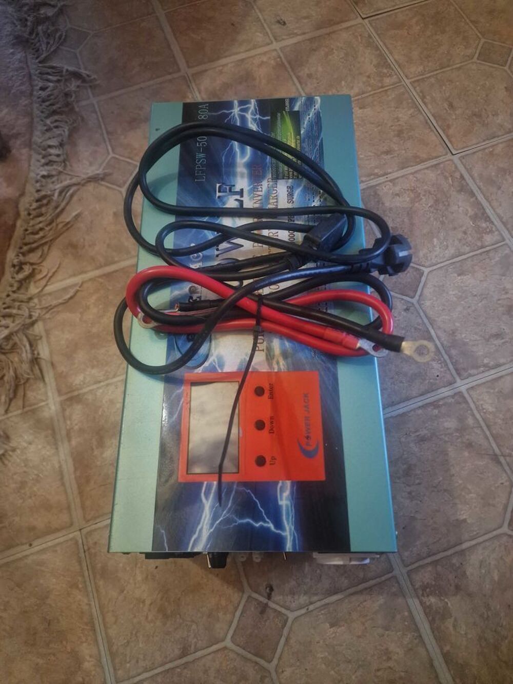 Plusenergy wccsolar Onduleur 5000W LF Convertisseur Onda Pura del Seno DC 24V &agrave; AC 230V + Chargeur 80Amp Bricolage