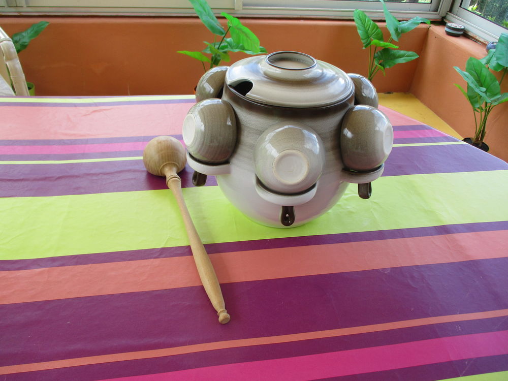Service &agrave; Sangria + 6 tasses en gr&egrave;s. Décoration