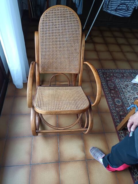 Fauteuil rocking-chair vintage style Thonet bois et cannage 230 Saintes (17)