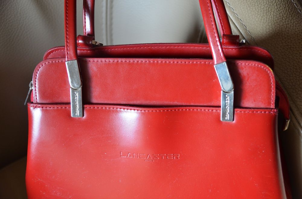 Sac Lancaster en cuir rouge bordeaux tres bon &eacute;tat
Maroquinerie