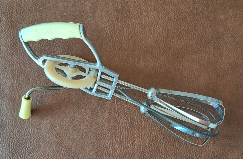 
batteur fouet manuel vintage marque as en inox Cuisine
