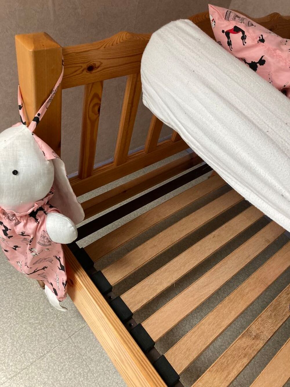 Lit en bois (pin) 90x190 av&eacute; sommier &agrave; lattes Mobilier enfants