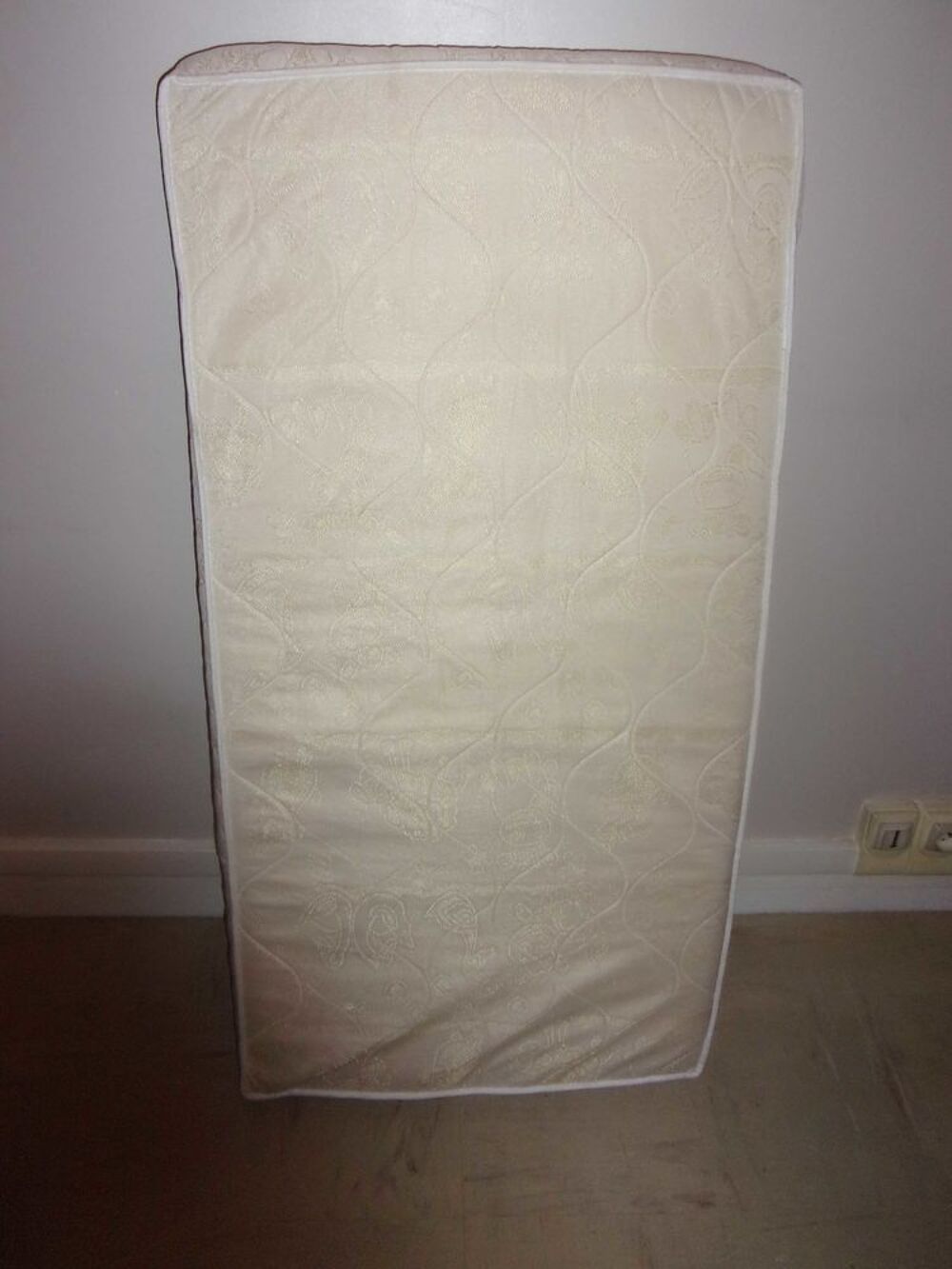 Lit b&eacute;b&eacute; en bois + Matelas neuf Puriculture