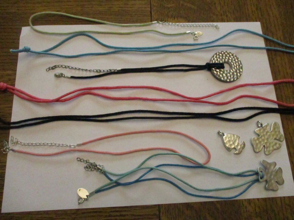 diff&eacute;rents cordons et sujets, bleus, noir, rose et belge Bijoux et montres