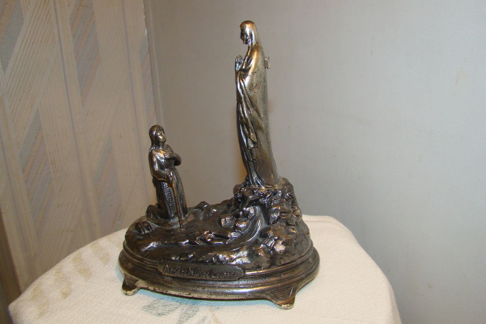 Ancienne statuette Apparition de Notre-Dame de Lourdes
Décoration
