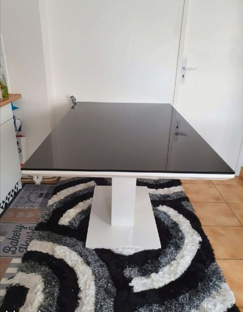 Table noir et blanche. Meubles