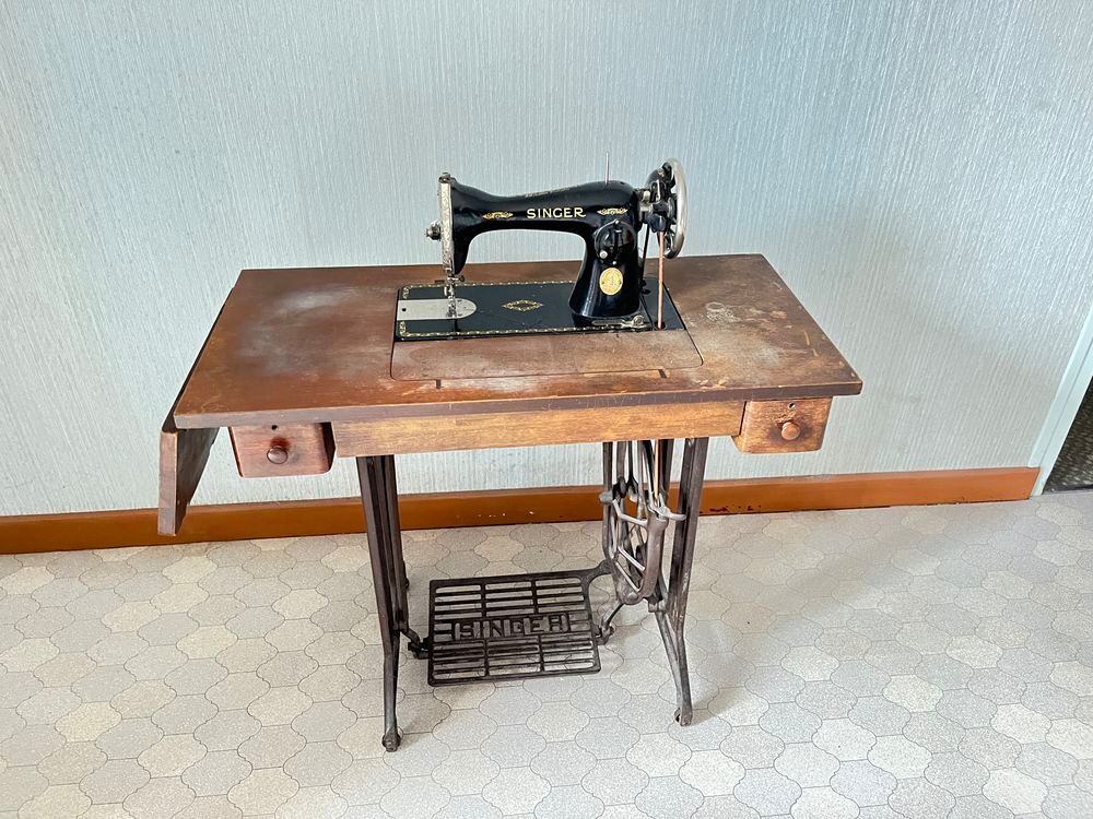 Ancienne machine &agrave; coudre Singer 
Tarif negociable Meubles
