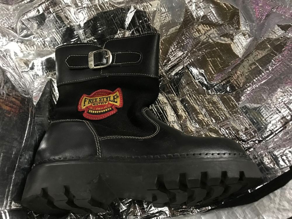 BOTTES FOURREES NOIRE GARCON P. 34 Chaussures