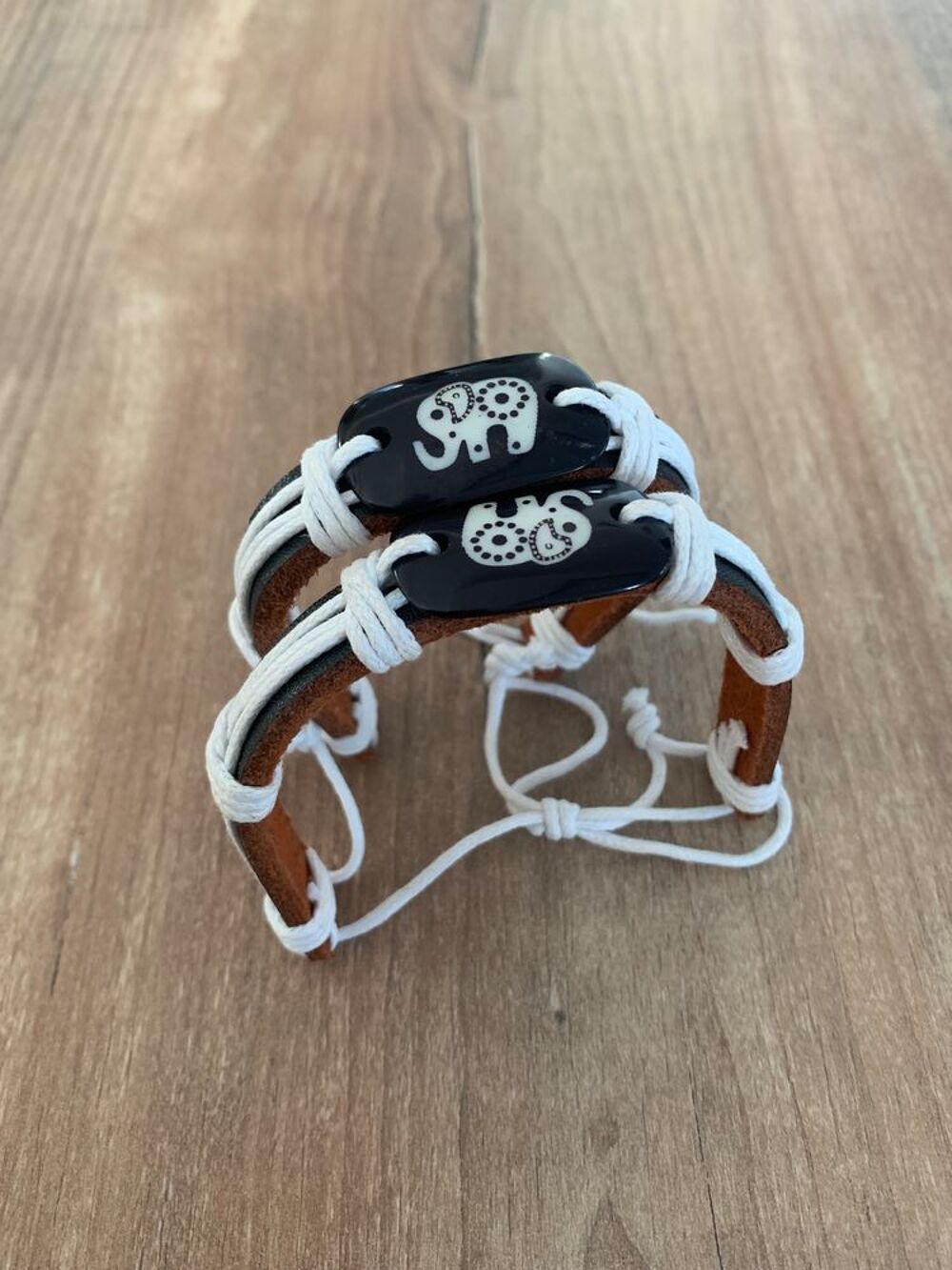 2 Bracelets en cuir r&eacute;glables motif " El&eacute;phant Bijoux et montres