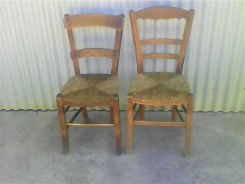 Chaises en bois et paille. 5 Cleyrac (33)
