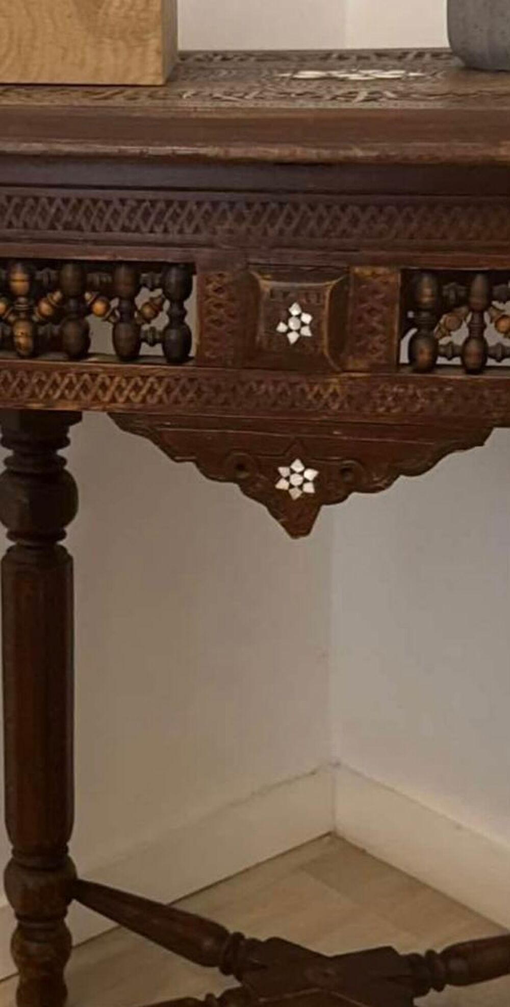 Console / table d'appoint orientale ancienne ? bois sculpt&eacute; Meubles