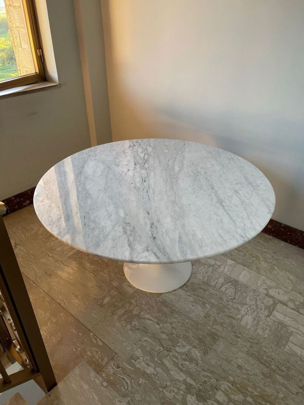 Mobilier de Salle &agrave; Manger Table Tulipe Eero Saarinen Meubles