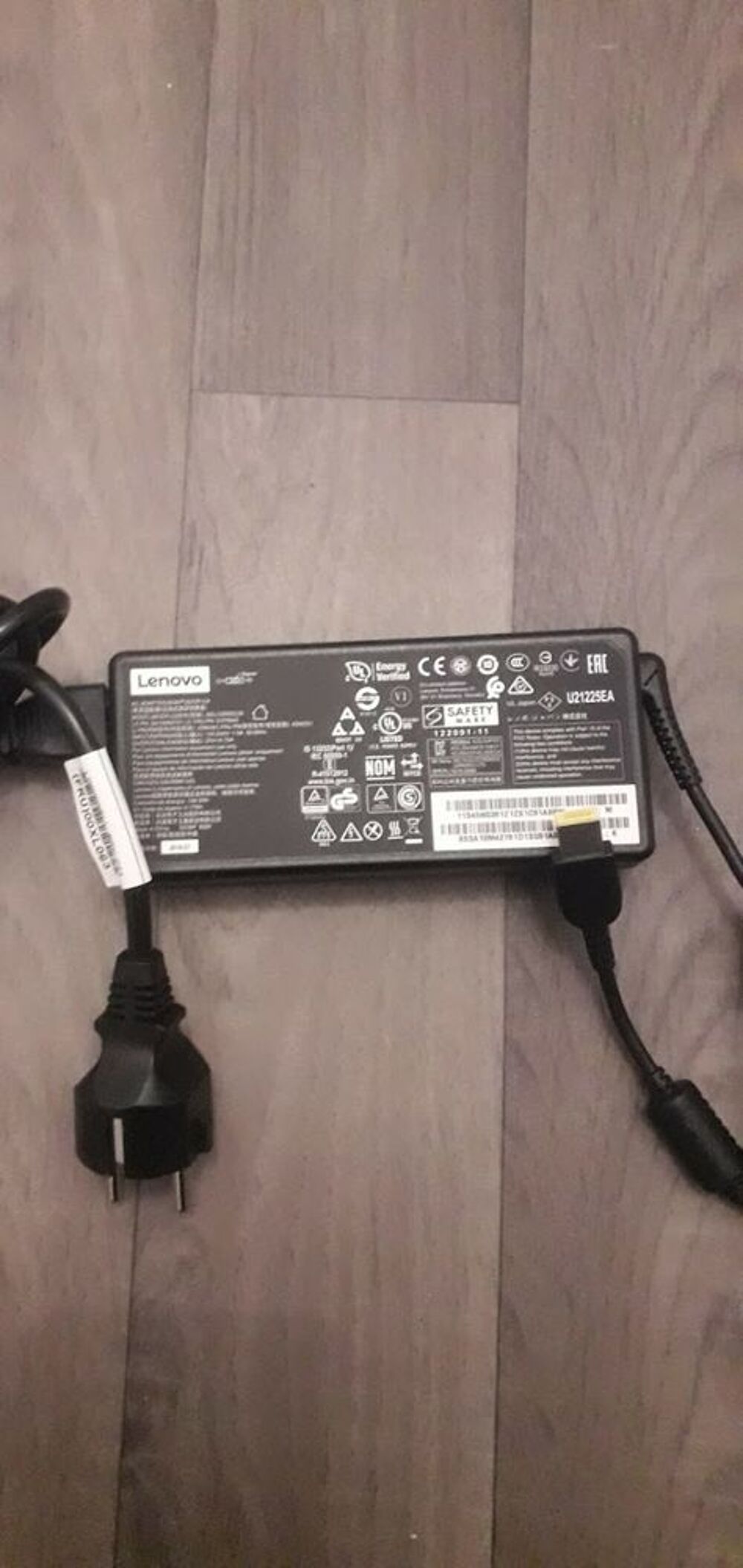 Bonjour Chargeur Lenovo 135w = 6.75A comme neuf 
Matériel informatique