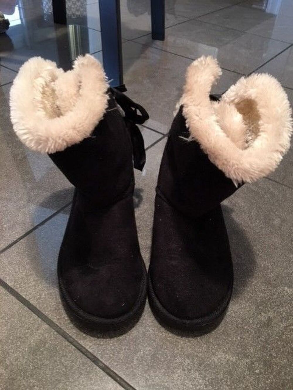 Bottes fourr&eacute;es nubuck noir avec noeuds Chaussures