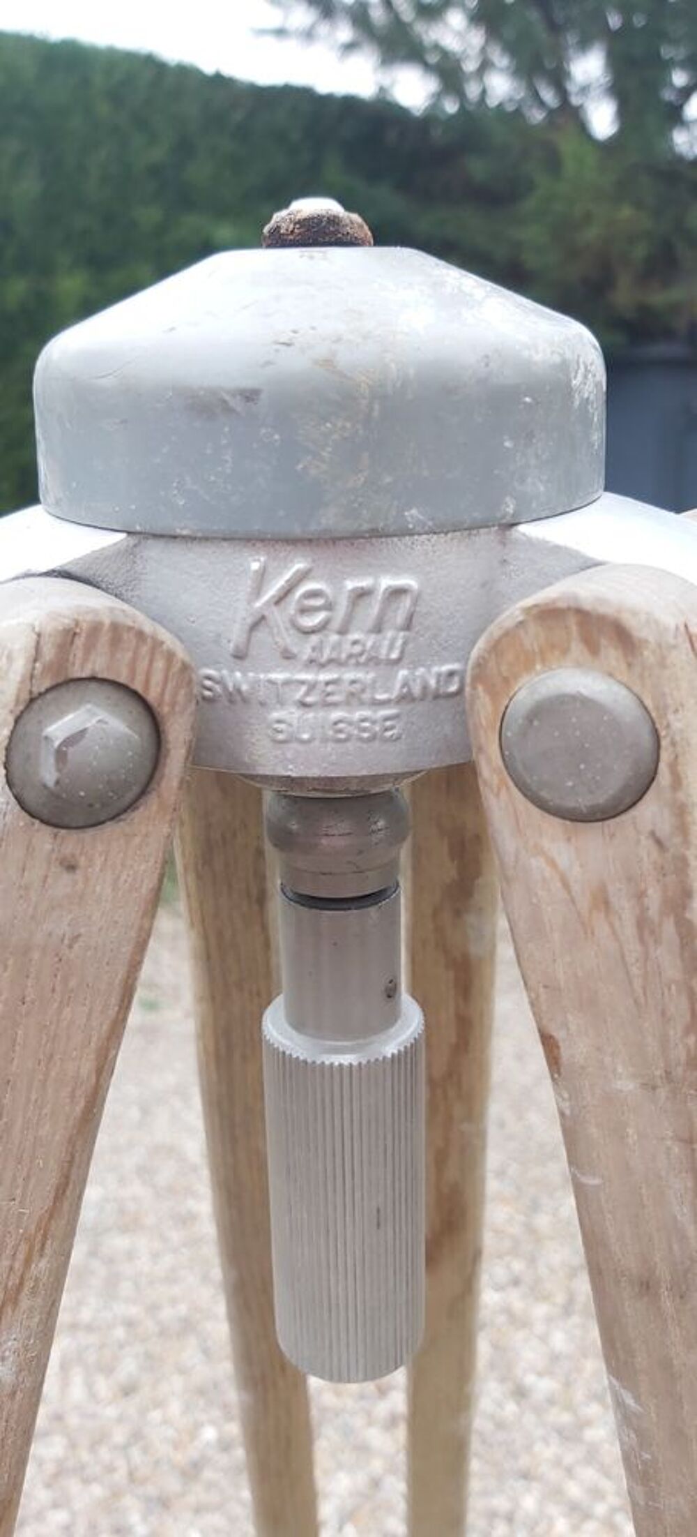 Tr&eacute;pied g&eacute;om&egrave;tre KERN SWISS bois vintage Décoration
